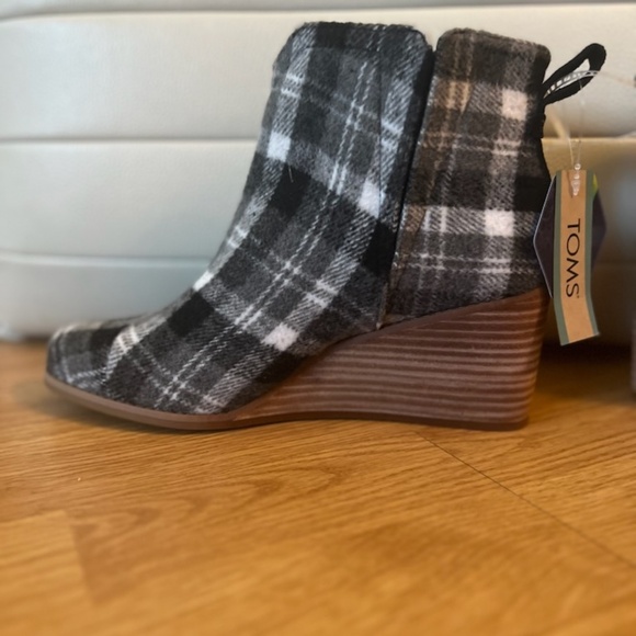 NWT Toms Wedge Heeled Booties Clare Black and White Plaid Flannel 9 - Picture 2 of 5